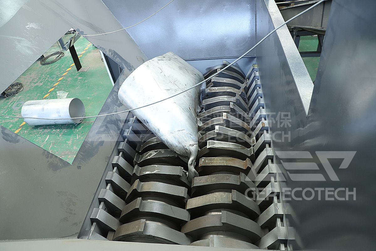 Dual shaft shredder for large metal pipes Dual shaft shredder for large metal pipes