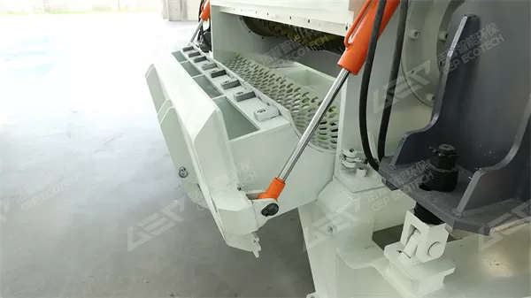 The blanking screen and the access door are integrated The blanking screen and the access door are integrated